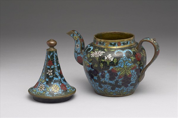 掐絲琺瑯葡萄紋壺