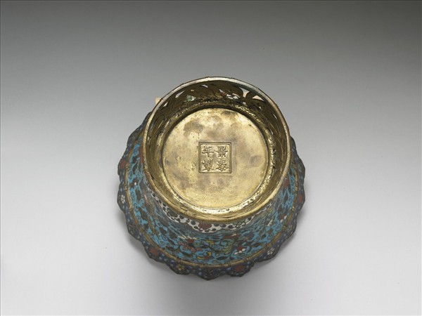 掐絲琺瑯花蝶紋盆