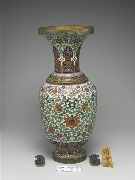 掐絲琺瑯雙耳瓶