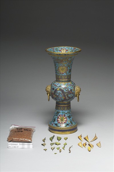 掐絲琺瑯雙環觚形瓶