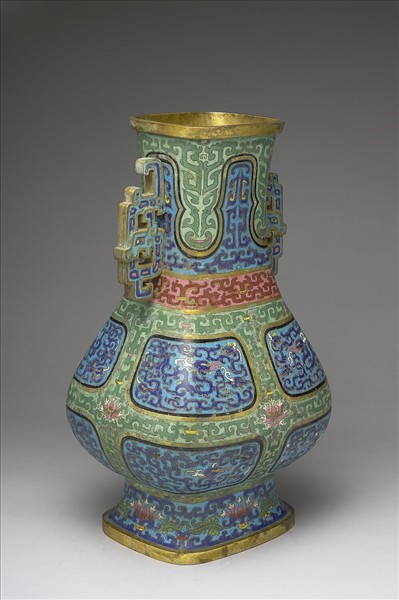 掐絲琺瑯夔耳壺形方瓶