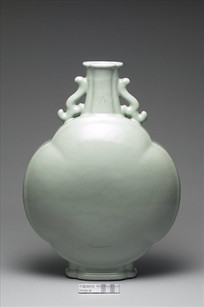 青瓷螭耳扁瓶