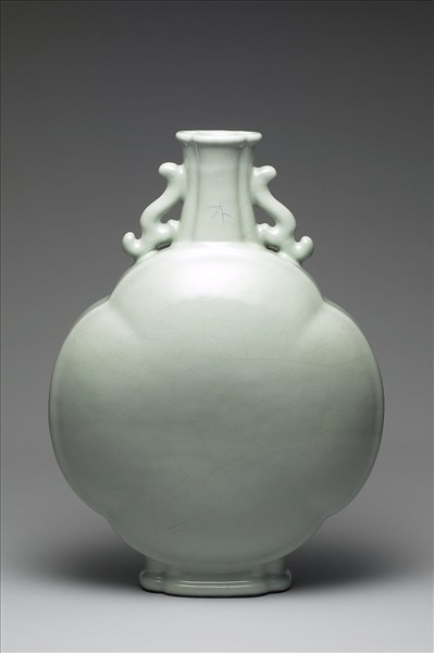 青瓷螭耳扁瓶
