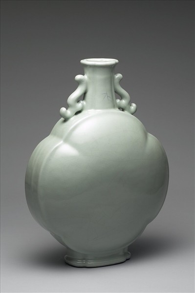 青瓷螭耳扁瓶