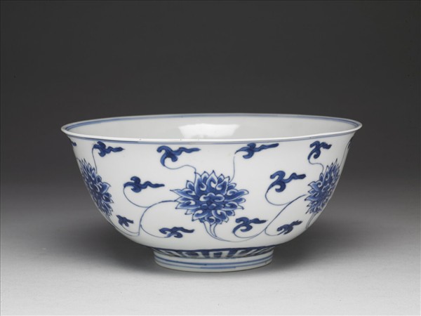青花纏枝番蓮碗