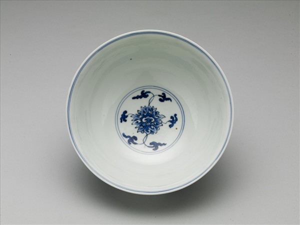 青花纏枝番蓮碗
