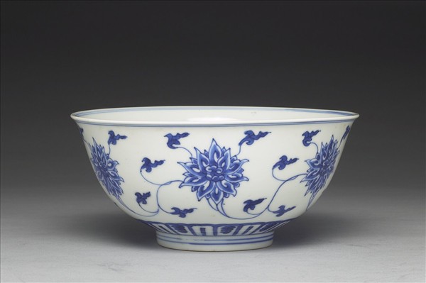 青花纏枝番蓮碗