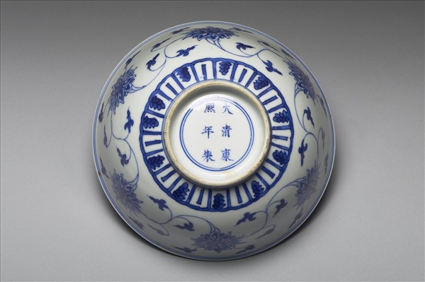 青花纏枝番蓮碗