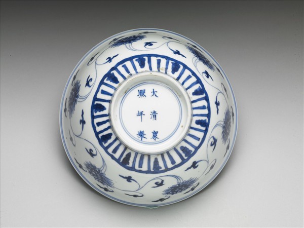 青花纏枝番蓮碗