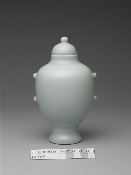 青瓷貫耳穿帶瓶