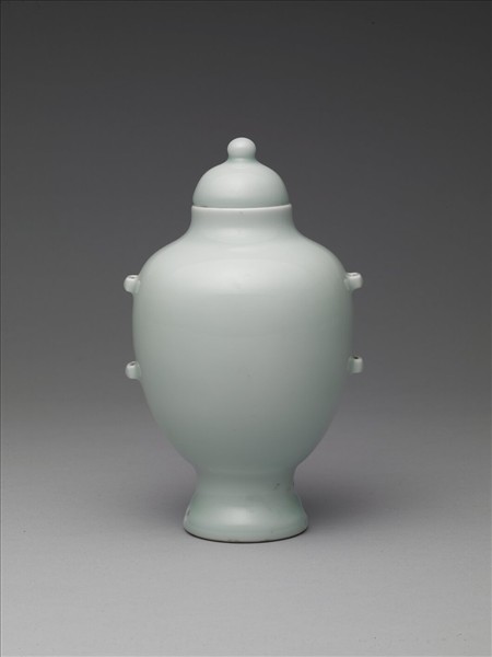 青瓷貫耳穿帶瓶