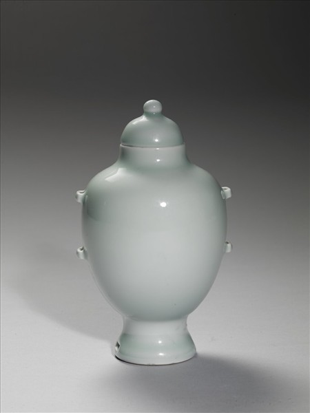 青瓷貫耳穿帶瓶