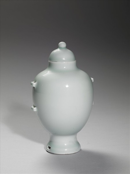 青瓷貫耳穿帶瓶