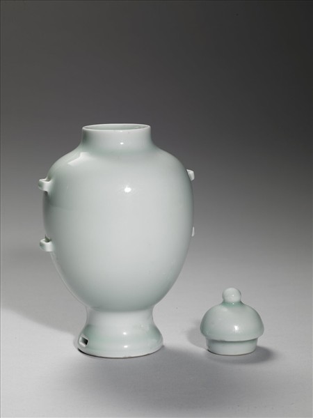 青瓷貫耳穿帶瓶