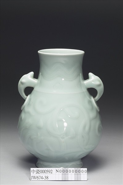 青瓷拱花獸首銜環瓶