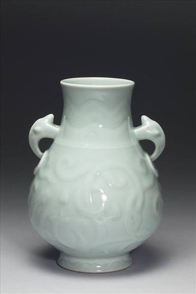 青瓷拱花獸首銜環瓶