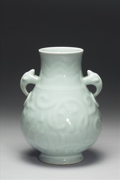 青瓷拱花獸首銜環瓶