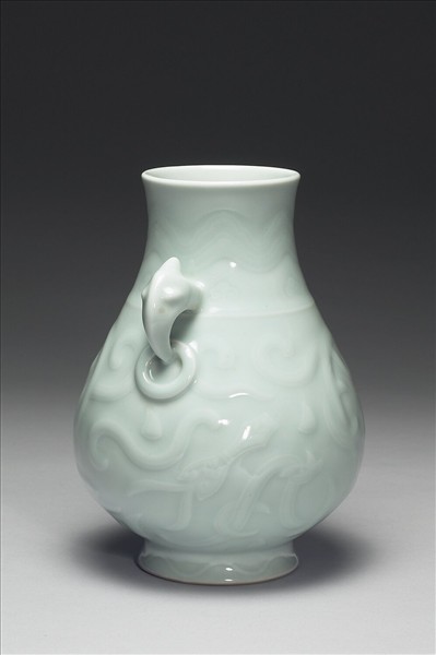青瓷拱花獸首銜環瓶