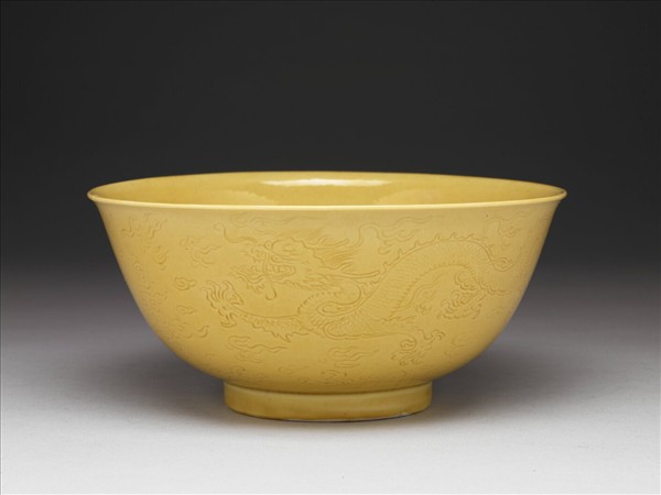 黃釉暗龍紋碗