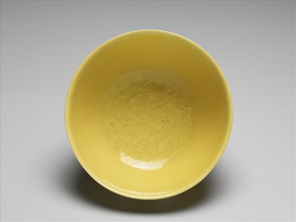 黃釉暗龍紋碗