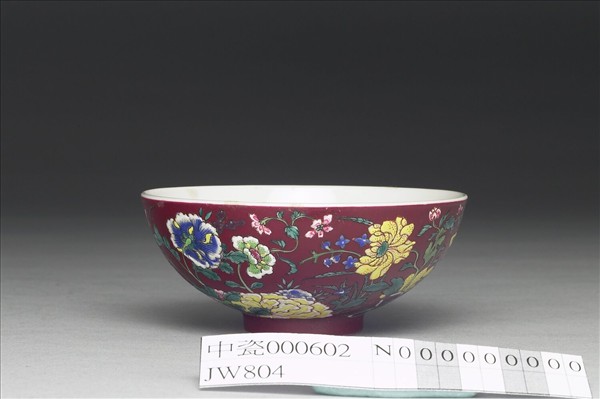 洋彩紅地四季花卉紋碗- 故宮