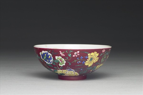 洋彩紅地四季花卉紋碗
