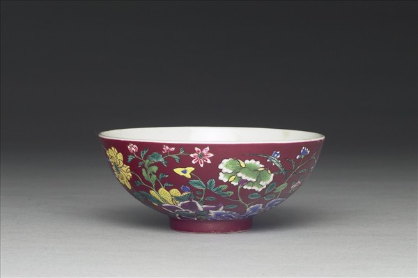 洋彩紅地四季花卉紋碗