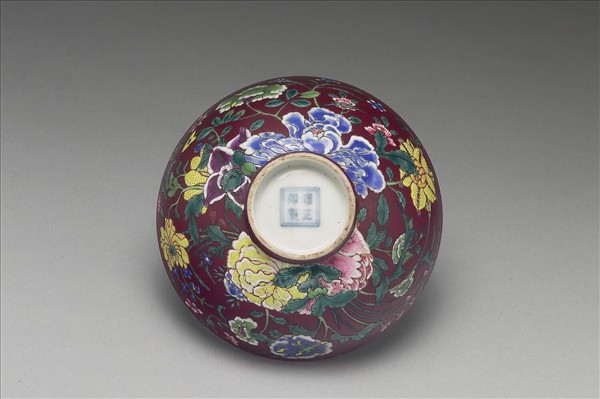 洋彩紅地四季花卉紋碗