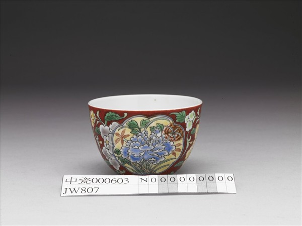 清 雍正 洋彩紅地開光花卉杯 附木匣