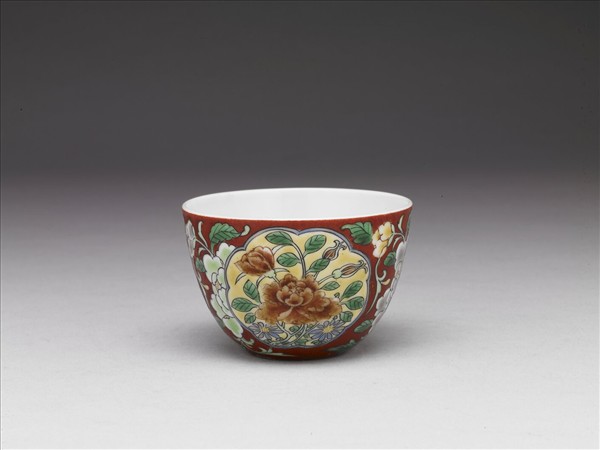 清 雍正 洋彩紅地開光花卉杯 附木匣