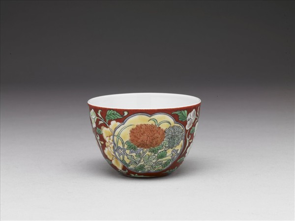 清 雍正 洋彩紅地開光花卉杯 附木匣