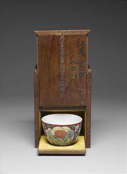 清 雍正 洋彩紅地開光花卉杯 附木匣