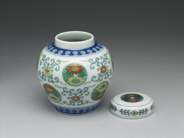 鬥彩團菊紋蓋罐