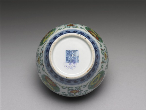 鬥彩團菊紋蓋罐