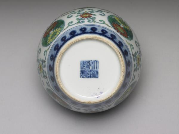 鬥彩團菊紋蓋罐