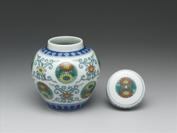 鬥彩團菊紋蓋罐