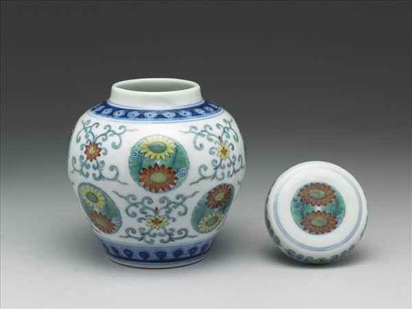 鬥彩團菊紋蓋罐