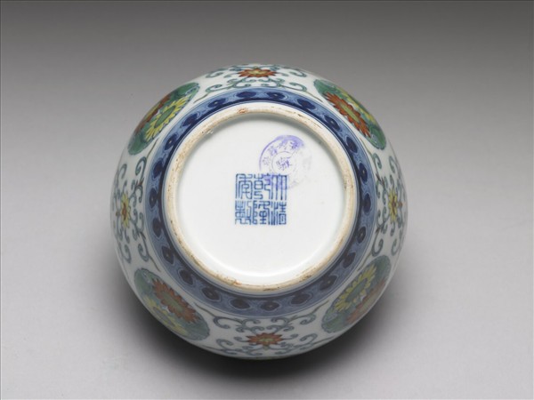 鬥彩團菊紋蓋罐