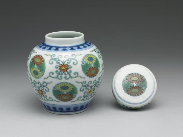 鬥彩團菊紋蓋罐