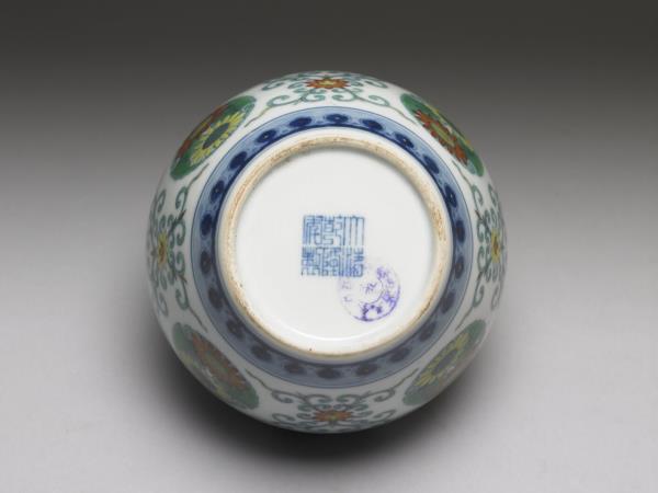 鬥彩團菊紋蓋罐