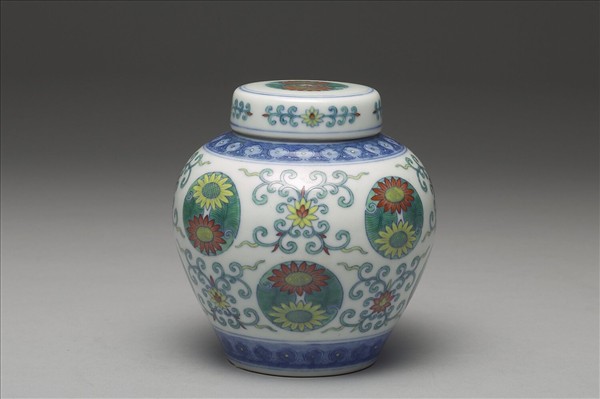 鬥彩團菊紋蓋罐