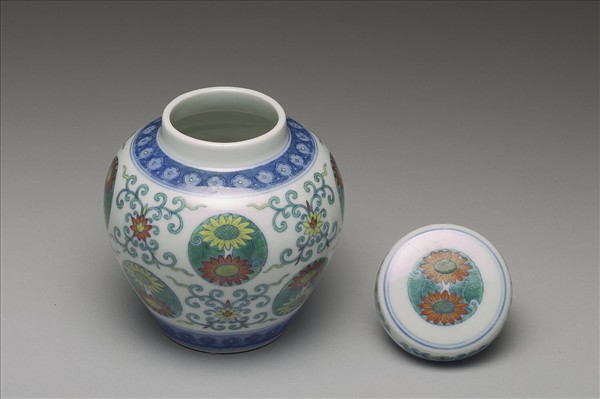 鬥彩團菊紋蓋罐