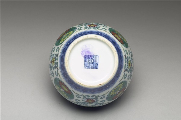 鬥彩團菊紋蓋罐