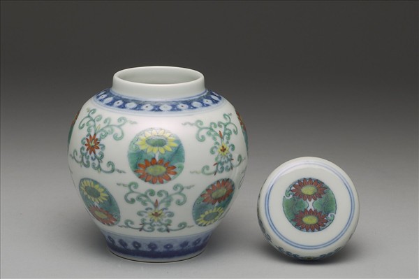 鬥彩團菊紋蓋罐