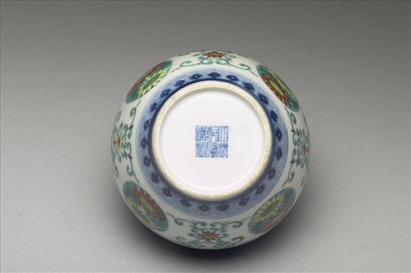 鬥彩團菊紋蓋罐