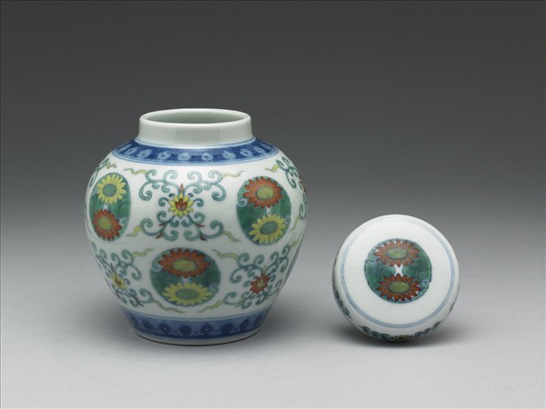 鬥彩團菊紋蓋罐