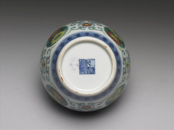 鬥彩團菊紋蓋罐