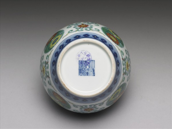 鬥彩團菊紋蓋罐