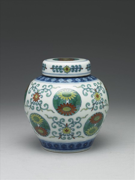 鬥彩團菊紋蓋罐