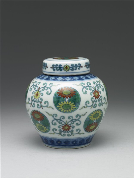 鬥彩團菊紋蓋罐